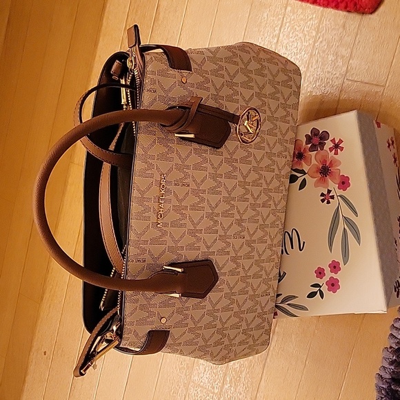 Michael Kors Lynn Satchel - Picture 12 of 16